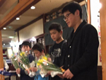 相模原市の柔道業室の卒業生を祝う会花束贈呈
